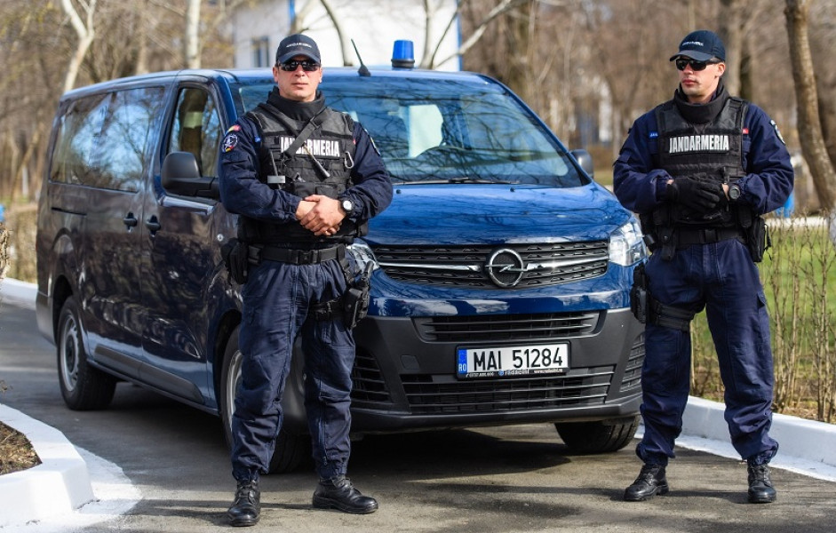 Bărbat prins cu substanțe interzise după controlul jandarmilor într-un parc