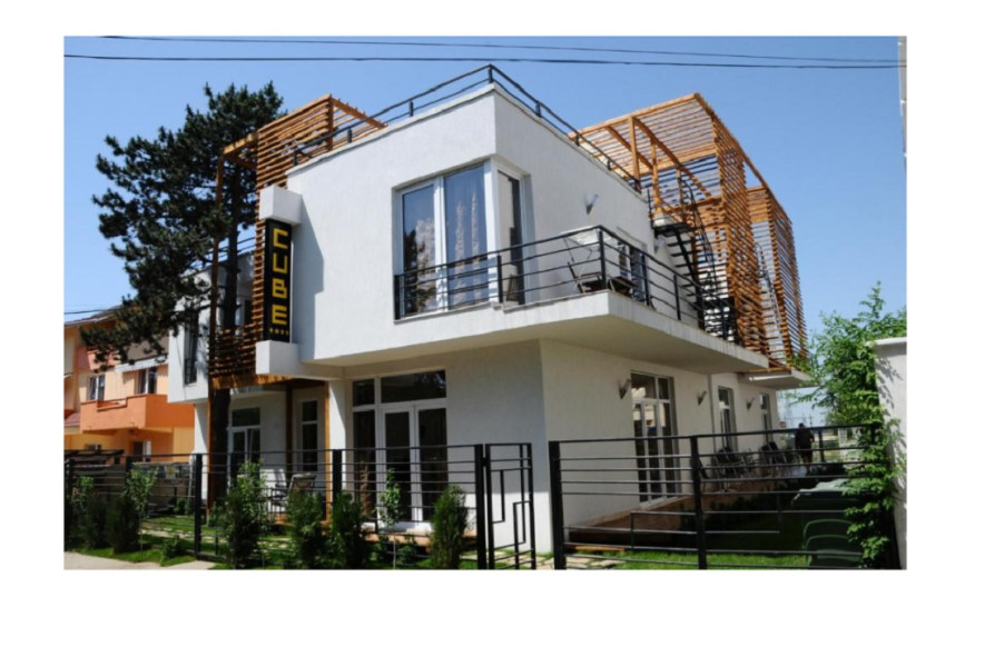 Vilă spațioasă cu finisaje de lux și teren cu acces dublu, scoasă la vânzare