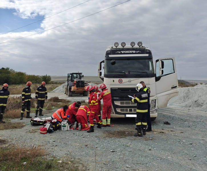 Incendiu violent după ce o basculantă a atins firele de electricitate la Satu Nou