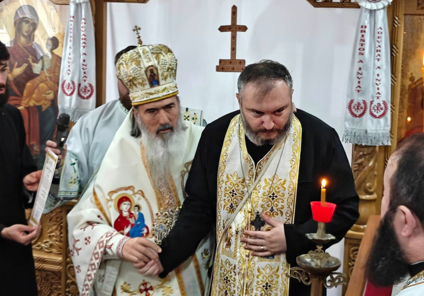 Reprezentanți ai bisericii, profesori și elevi prezenți la eveniment educațional