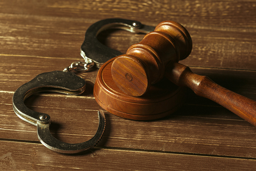 Trei bărbați urmăriți internațional, aduși în România pentru executarea pedepselor