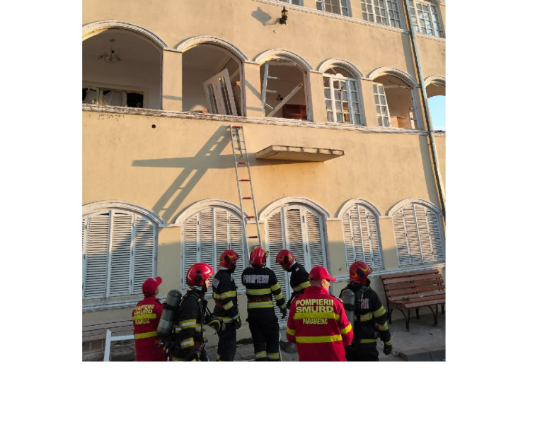 Explozie fără incendiu la o locuință din Măcin, o persoană a fost transportată la spital