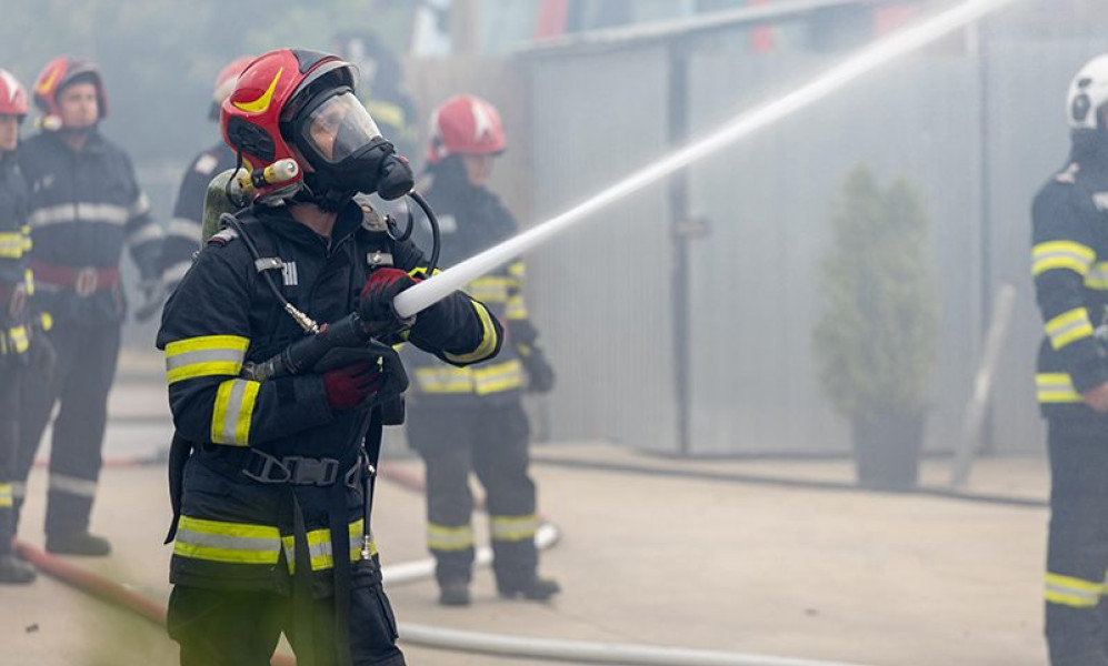 Incendiu la două anexe și acoperișuri, o persoană evacuata și transportată la spital