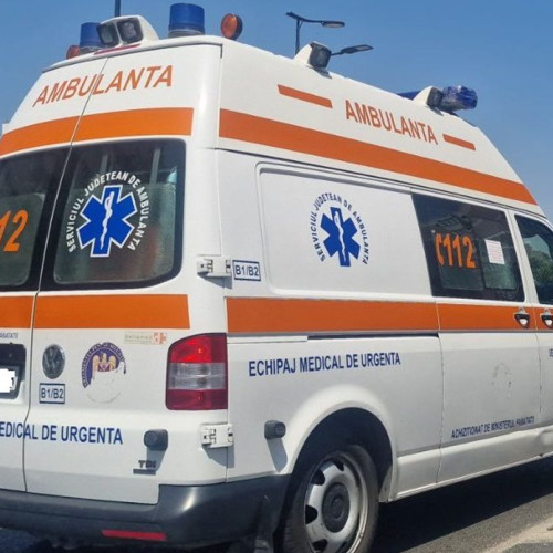 Fată de 14 ani accidentată de un autoturism, transportată la spital