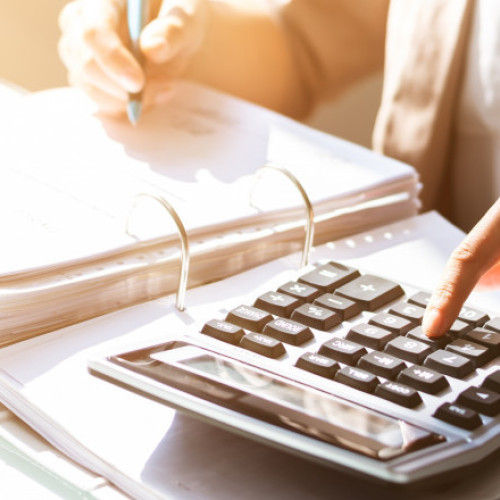 Taxele locale cresc semnificativ din 2025 în România, potrivit Digi Economic. Amânarea majorărilor a fost decisă de autorități.