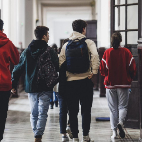 CNCD acuză Ministerul Educaţiei de discriminare pentru propunerea privind acordarea burselor doar elevilor din învăţământul de stat
