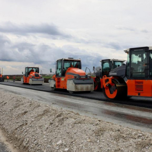 Guvernul aprobă fonduri pentru Autostrada Moldovei și calea ferată Predeal-Constanța. Suma alocată este de peste 600 de milioane de euro pentru fiecare proiect. Anunțul a fost făcut de premierul Marcel Ciolacu la ședința de joi.