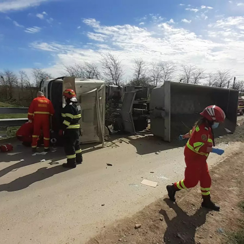 Camion răsturnat în timpul transportului pietrelor, șofer prins sub autovehicul și transportat la spital într-un elicopter SMURD