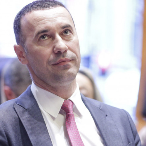 Șeful suspendat de la Consiliul Județean Prahova, fugă de jurnaliști după prezența la poliție. Șef PNL, acord judiciar.

"Șeful suspendat de la CJ Prahova fugă de jurnaliști după prezența la poliție. Fostul șef al Consiliului Județean este sub control judiciar