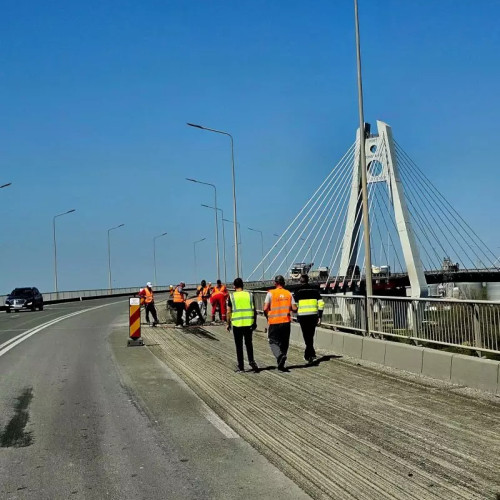 Asfaltarea podului peste Canalul Dunăre-Marea Neagră începe la Constanța - Lucrări de pregătire în port pentru traficul aglomerat