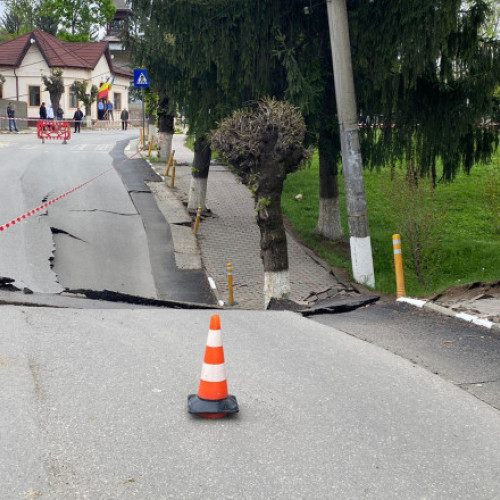 Evacuări în Slănic Prahova: O stradă a cedat și oamenii se tem pentru siguranța lor. Zonele afectate sunt supuse evacuării pentru a preveni orice pericol - Autoritățile anunță prin mesaj RO-Alert