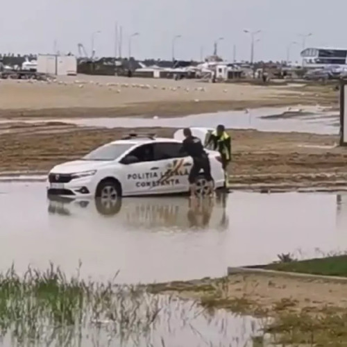 Autoturismul Poliției din Constanța blocat pe plajă, viralizat pe rețelele de socializare. Noi imagini cu agenții luptându-se să scoată mașina.