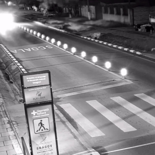 Un șofer a izbit un indicator din cauza vitezei în zona cu limitator de viteză inteligent