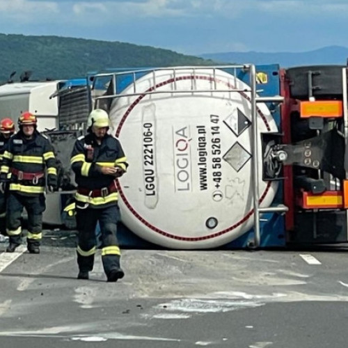 Accident rutier grav pe autostrada A1: o autocisternă cu oţet s-a răsturnat şi a intrat în coliziune cu un autoturism cu platformă
