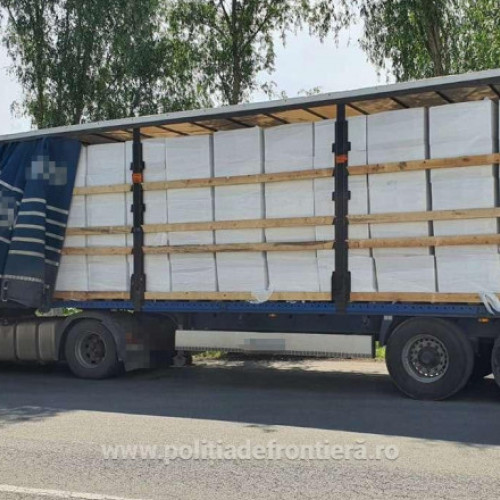 Un camion bulgar plin cu aproape 10 milioane de ţigări descoperit în Turnu Măgurele la controlul de frontieră"
"Camion încărcat cu 9,9 milioane de ţigări nedeclarate, descoperit la controlul de frontieră din Turnu Măgurele