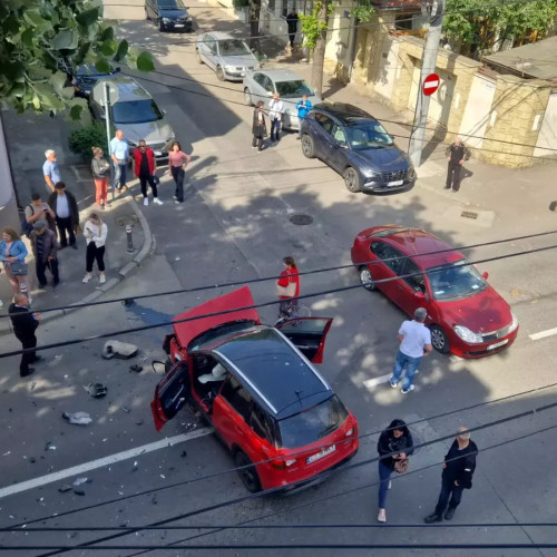 Accident în intersecție: trei mașini implicate, două victime rănite în urma impactului