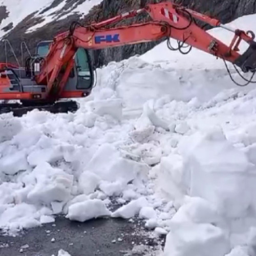 Utilaje de deszăpezire în acțiune pe Transfăgărășan! Traficul ar putea fi reluat în curând.