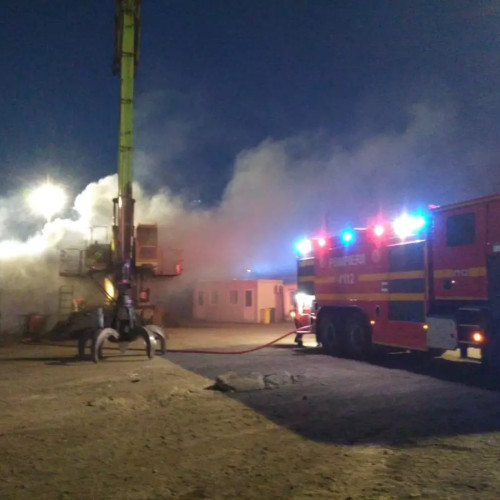 500 kg deșeuri periculoase și 200 l ulei au ars în Portul Constanța, poluând aerul - Echipajele ISU au stins incendiul într-o oră