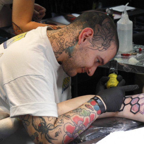 Noi reguli pentru minorii care vor să se tatueze. Ce interdicții au fost impuse saloanelor de tatuaj, piercing și înfrumusețare