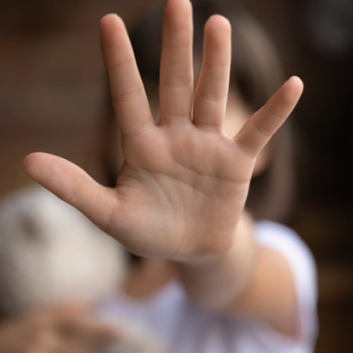Caz șocant în Drobeta-Turnu Severin: 7 copii au fost abuzați sexual timp de 3 ani de angajați ai statului. Erau ademeniți cu bani