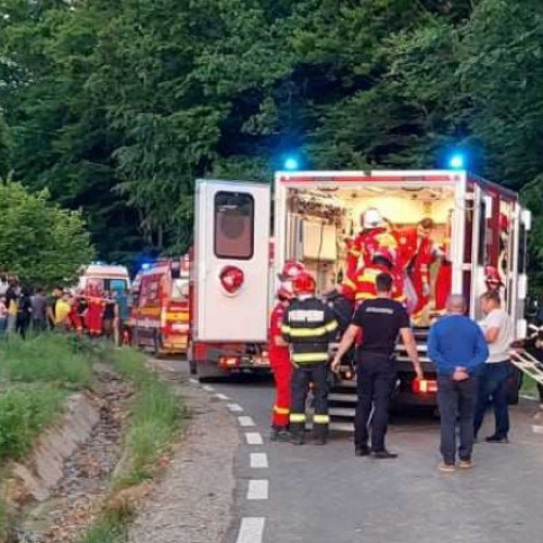 Accident grav pe o șosea din Bistrița: Adolescent ucis și șapte victime rănite. S-a activat Planul Roșu