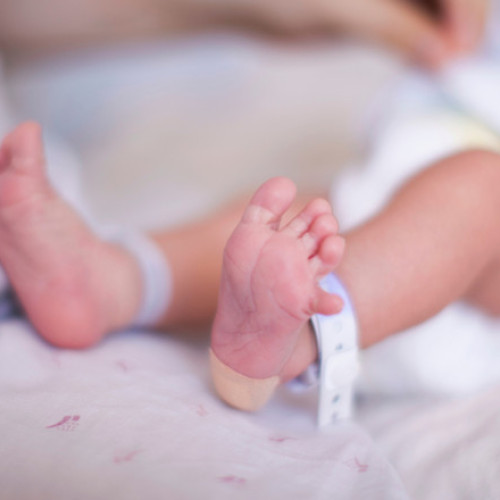 Bebeluș de o lună a murit la spitalul din Târgu Jiu, într-un caz de deces anchetat de autorități. Copilul a fost trimis acasă de medici, dar a ajuns în stop cardio-respirator înainte de a putea fi salvat.