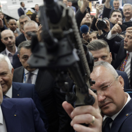 Galerie Foto Ciolacu și Ciucă au mers la târgul de arme și au examinat o pușcă de asalt