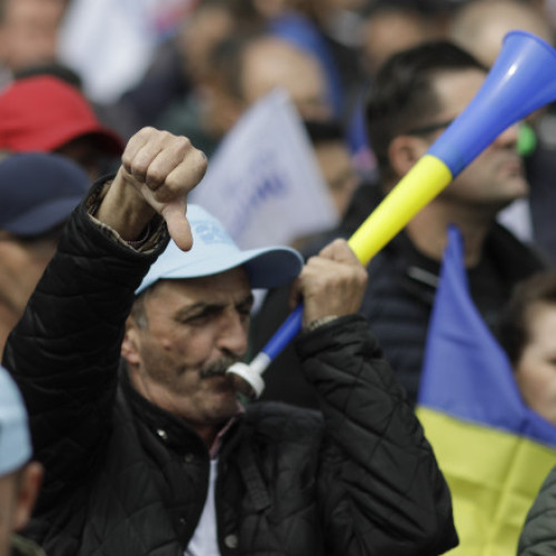 Bugetarii din Parlament și Guvern resping majorările propuse. Polițiștii cer și ei salarii mai mari și spun că vor boicota alegerile