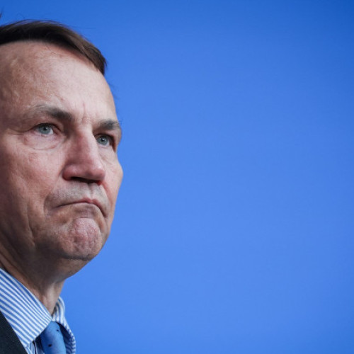 Șeful diplomației poloneze: Reînarmarea Europei necesară pentru a învinge ambițiile rusești. Sikorski cere includerea Marii Britanii în structurile de apărare ale UE.