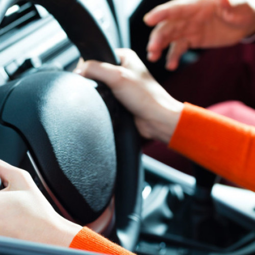 Un minor cu permis auto poate conduce mașina dacă este însoțit de un șofer cu 10 ani de experienţă (proiect)