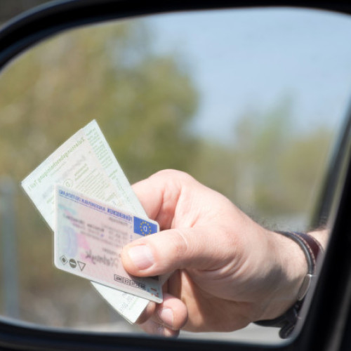 Șoferul din Satu Mare, prins cu permis de condus fals cumpărat online. Hârtia era aparentă, Livrarea a fost făcută prin poștă.