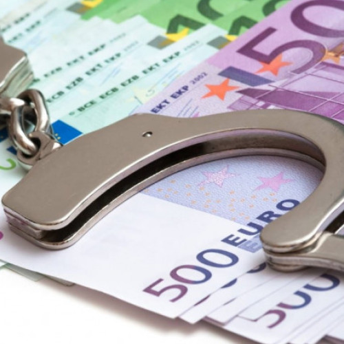 O femeie și-a mințit o prietenă că e grav bolnavă și i-a cerut 10.000 de euro, bani pe care nu i-a mai dat înapoi