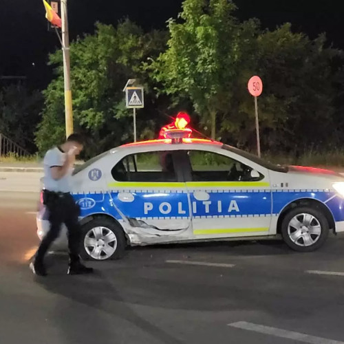 Un șofer de BMW a lovit o mașină de Poliție aflată în acțiune