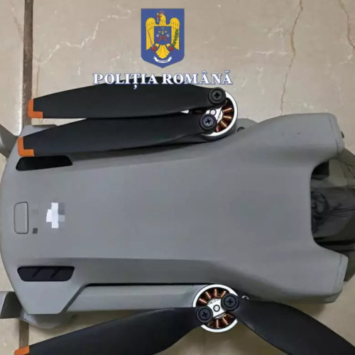 Doi copii, de 12, respectiv 14 ani, au furat o dronă dintr-o mașină
