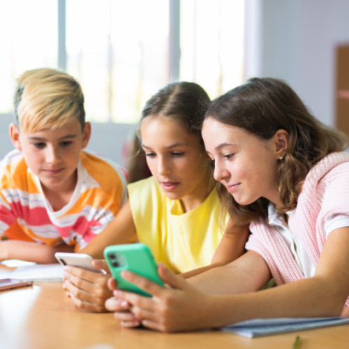 17 școli din Londra interzic telefoanele mobile elevilor