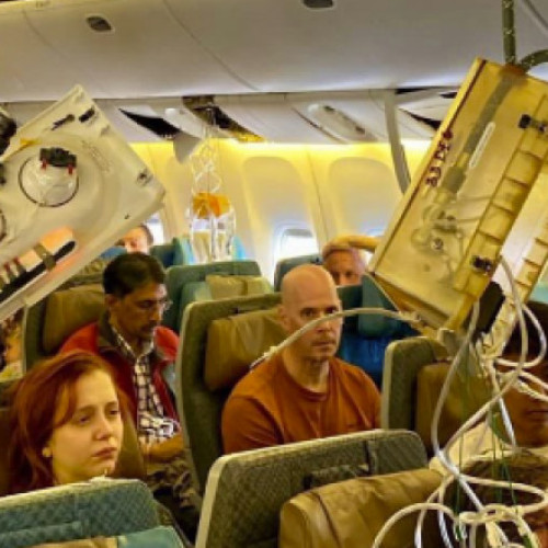 Singapore Airlines va despăgubi pasagerii răniți în timpul zborului afectat de turbulențe