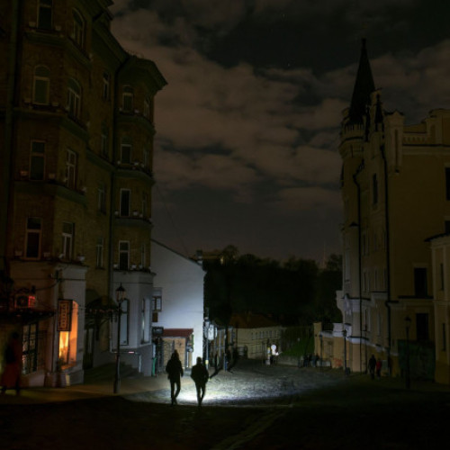 Ucraina se confruntă cu întreruperi de curent până la 12 ore pe zi din cauza atacurilor Rusiei