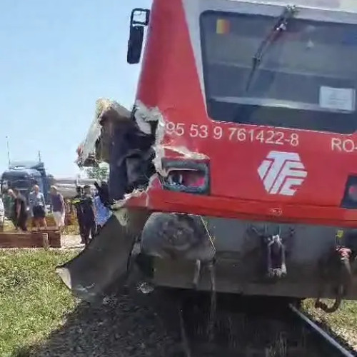 Accident feroviar în zona Tuzla: Trenul 10084 a lovit un basculant