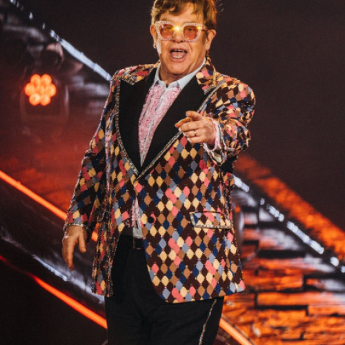 Elton John își scoate garderoba la vânzare pe eBay