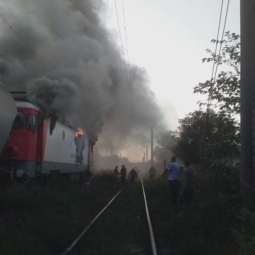 Incendiul din tren: Pompierii au evacuat 120 de persoane fără răniți