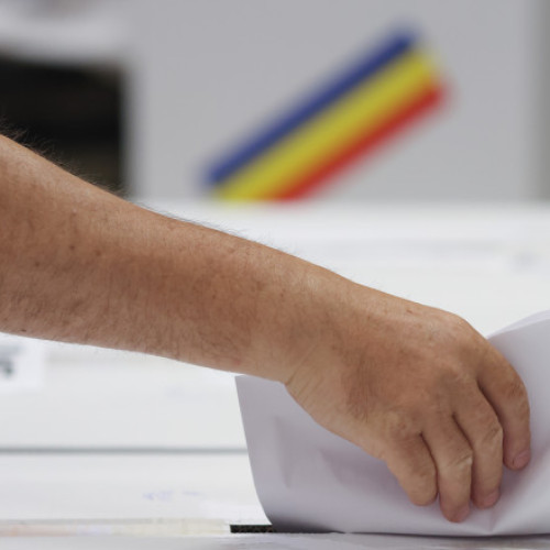 Peste jumătate dintre români preferă un președinte independent de partide politice