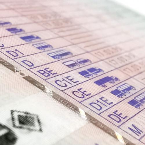 Șoferii vor fi anunțați prin SMS și e-mail înainte de expirarea permiselor de conducere